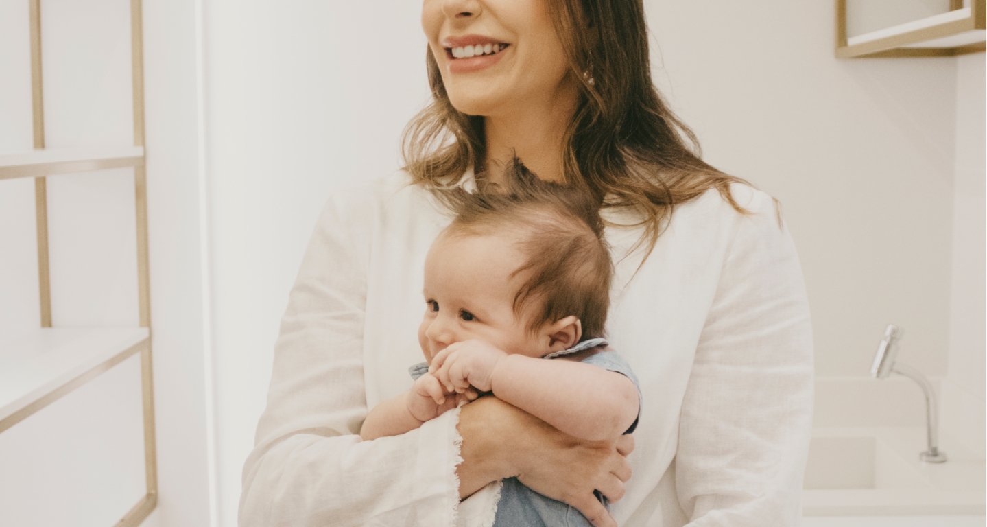 Registro da Dra. Aline Fajardo segurando um bebê de colo