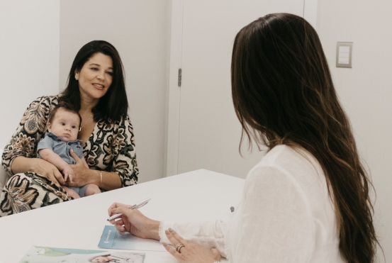 Fotografia de uma consulta com a Dra. Aline Fajardo no consultoria da Imunosense